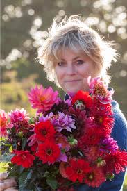 Im true crime & paranormal activity podcast „eyes in the dark sprechen laura und sarah über die spektakulärsten verbrechen aller zeiten und über unerklärliche, übernatürliche vorkommnisse aus aller welt. The Farmer The Florist Interview Sarah Raven Floret Flowers