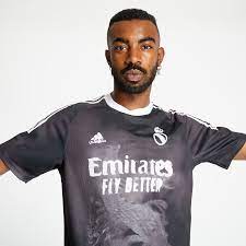 En del af den unikke human race kollektion, som er skabt af samarbejdet mellem pharrell williams og adidas. T Shirts Adidas Real Madrid Human Race Jersey Black White