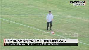 Innalillahi wa inna ilaihi rojiuun. Tendang Bola Jokowi Lakukan Kick Off Piala Presiden 2017 Youtube