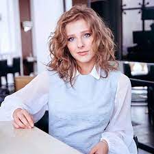 Стала известна по роли в сериале «папины дочки». 25 Letnyaya Liza Arzamasova Rezko Otvetila Hejteram Kritikuyushim Ee Za Roman S 46 Letnim Ilej Averbuhom Vokrug Tv