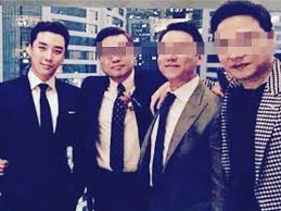 빅뱅 전 멤버 승리의 동업자 유인석 전 유리홀딩스 대표가 지난해 5월 구속 전 피의자 심문(영장실질심사)을 받기 위해 서울 서초구 서울중앙지법으로 들어서는 모습. ë°íë³ ë¨í¸ ì ì¸ì ì´ë¦° ìëì ìë²ì§ íìì ì ì¶ ëë¦¬ê¾¼ ë°í´ë¯¸ì ë¹êµëë¤ ìì£¼ê²½ì 