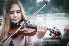 Salah satu musik yang tak mungkin ditinggalkan dalam musik country adalah biola. Contoh Alat Musik Gesek Disertai Gambar Dan Video Kependidikan Com