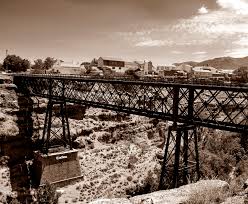 25 20 Leyenda Del Puente De Hierro De Baul Web De Baza