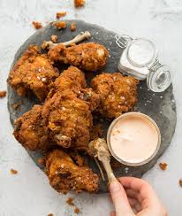 Algunos medios populares de pollo de comida rápida incluyen los de popeye, la iglesi Pollo Frito Con Suero De Leche Receta Facil Y Saludable