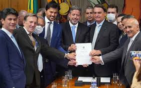 Privatização dos correios será ruim para o país segundo associação, dos sistemas cuja universalização é prevista na constituição, o serviço postal é o único que atende plenamente à exigência. Com Privatizacao Dos Correios Agencias Distantes Devem Ser Fechadas