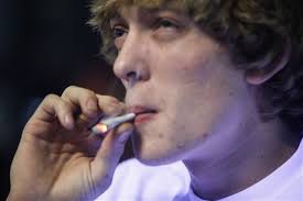 Fotogalerie: Pořádně natáhnout. Robert Badillo má doporučení od lékaře.  Odpařenou marihuanu získává díky vaporizéru, karcinogenní účinky jsou  nulové.