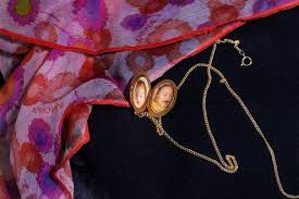 El desorden que dejas) is a spanish thriller drama streaming television limited series created by carlos montero for netflix, based on his novel of the same name. The Things They Loved Lillian Ross S Locket The New York Times