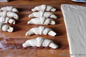Croissants Facon Boulangerie Recette Recette Croissant Recette Recettes De Cuisine Faciles