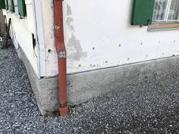 Schwammsanierung wird dann notwendig wenn der hausschwamm die substanz des verbauten holzes angegriffen hat und weitere schäden unabdingbar sind. Mit Mauerlungen Oder Knappschen Rohrchen Sanierte Hauser Isotec Horizontalsperre Abdichtungssysteme Zettel Gmbh Co Kg Kaufbeuren