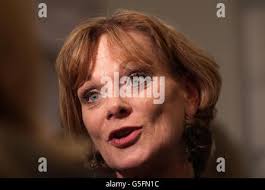 Samantha Bond ai 50 anni di James Bond sale di Christie, con cimeli donati  dal cast di Bond, al Christie's di South Kensington, Londra Foto stock