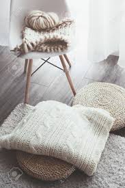 Weitere ideen zu stricken, decke stricken, decke. Gestrickte Decke Auf Korbweihnachtspott Moderner Plastikstuhl Im Wohnzimmer Details Des Weissen Skandinavischen Innenraums Lizenzfreie Fotos Bilder Und Stock Fotografie Image 66891129
