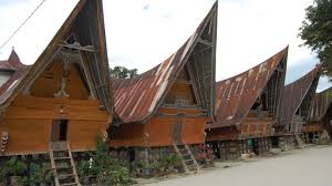 Demikian artikel mengenai salah satu rumah adat di indonesia yang memiliki arsitektur unik. Inilah Rumah Adat Batak Rumah Bolon Rumah Com