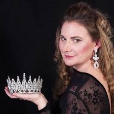 Hinton resident goes 'green' for Mrs. Iowa International title