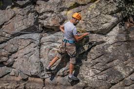 Via ferrata na pastýřské stěně se nachází v srdci děčína naproti děčínskému zámku přes řeku labe. Safe Climbing On The Ferrata Hluboka Vltava River Trail