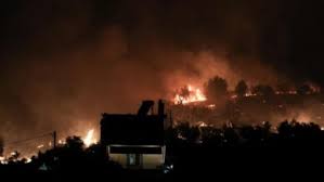 Η φωτιά έφτασε πάνω από το αλεποχώρι και έχουν απομακρυνθεί προληπτικά οι κάτοικοι από τις περιοχές μάζι, σπάρτα και αιγυρούσαι καθώς οι φλόγες βρίσκονται σχετικά κοντά στα σπίτια. Fwtia Megaratv