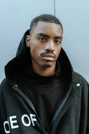 Homme en veste en jean bleue debout sous le ciel blanc pendant la journée  photo