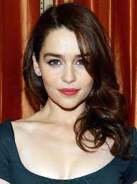 Emilia Clarke S Highly Covetable Skin Hair Contrast Emilia Clarke Hair Emilia Clarke Beauty