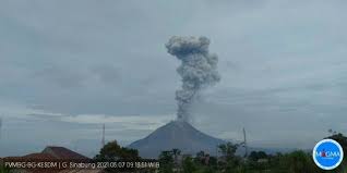 Deleng sinabung) adalah gunung api di dataran tinggi karo, kabupaten karo, sumatra utara, indonesia. Pvmbg Perbarui Peringatan Keselamatan Jalur Penerbangan Usai Gunung Sinabung Erupsi Merdeka Com