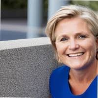 Shelly Houck's Instagram, Twitter & Facebook