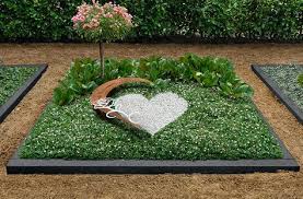 Das Rosenherz Ist Eine Kombination Aus Einem Halben Edelrost Herz Und Einer Edelstahl Rose Diese Gedenktafel Liegt E Bepflanzung Grabgestaltung Mosaikgarten