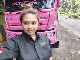 Temukan lowongan kerja sopir truk yang anda cari di bawah ini. Ini Kisah Devi Stephani Sopir Truk Cantik Yang Viral Di Instagram Pernah Kerja Kantoran Belajar Nyetir Truk Dari Suami Joglosemar News