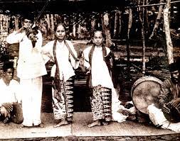 Baba dan nyonya di melaka adalah cina peranakan di mana nenek moyang mereka telah datang dan berkahwin dengan wanita tempatan. Baba Dan Nyonya Tsem Rinpoche
