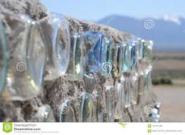 Un chantier qui demandé 2 jours de travail à notre bricoleur et lui a coûté. Mur D Une Construction Viable D Earthship Fait Avec Les Bouteilles En Verre Pres De Taos Le Nouveau Mexique Image Stock Image Du Construction Pres 116191359