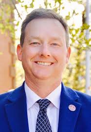 Reardon says he would be a new voice as mayor