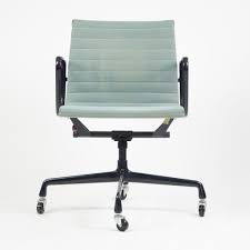This includes the herman miller eames lounge chair and ottoman with rosewood, oiled walnut, or oiled santos palisander veneer. Sold Herman Miller Eames 1985 Aluminum Group Executive Desk Chair Blue D Rose Mod