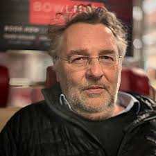 File:Photograph by Christopher McCall RIchard Learoyd, New York, 2019.  Creative Commons.jpg