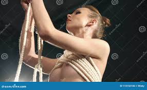 Mujer Desnuda Atada Para Arriba En Vídeo Del Estilo Del Arte Del Shibari  Metrajes - Vídeo de cuerda, sensual: 113152146