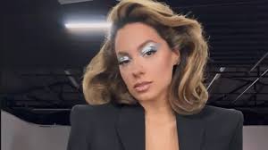 Sara Jo pozirala sa dubokim dekolteom i halterima, nikad provokativnije  izdanje