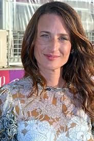 Charmante, gracieuse, délicate.donc, elle doit être protégée à tout prix. Camille Cottin Wikipedia