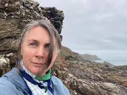 Painting at Gara rock with @joannaleah.art. The sun came out after a  morning of showers, which also meant an extended and lovely visit to  @village_farm_cafe 😁 thank you @gararockhotel for the very