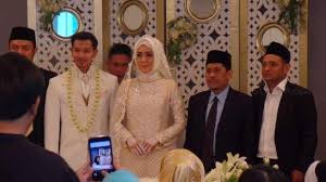 Hamil tua, fairuz dan sonny tak lupa mengabadikan momen bahagianya. Mahar Pernikahan Sonny Fairuz Rp999 999 Ini Maknanya