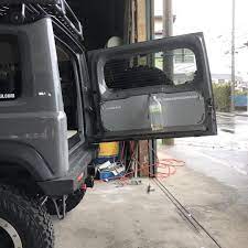 ogura norihiro norihiro ogura お昼の時間です ジムニーのテールゲートテーブルで しかし 新型ジムニーのテールゲートは構造上斜めに開く為 このままで ジムニー 新型ジムニー ジムニーシエラ