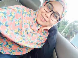 Nur farahanis ezatty adli (kiri) diperintah membayar denda rm70,000 oleh mahkamah sesyen ayer keroh, selepas mengaku bersalah menjalankan perusahaan pergigian tanpa lesen, januari lalu. Penat Diejek Gadis Ini Nekad Pakai Braces Melalui Doktor Bertauliah Hasilnya Senyuman Jadi Cantik Lebih Confident Hijabista