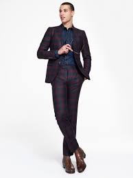 From time to time swapping a pair of chelsea boots, instead of your standard oxford shoe, can give your suited looks the punch it often needs. The 4 Boots You Can Wear With Every Suit Gq