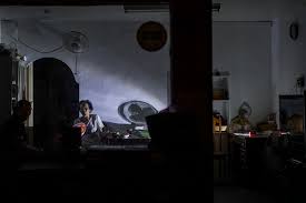To lose power (due to a blackout). åœ–é›† 18å¹´ä¾†å°ç£æœ€å¤§åœé›» å°åŒ—çš„å¤œæ™šæ€Žéº¼éŽ æ·±åº¦ å½±åƒ å°ç£ ç«¯å‚³åª'initium Media