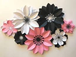 Con cartulina haz las más lindas decoraciones con flores gigantes para tus eventos, una de las tendencias en decoración son estas flores, puedes hacer rosas, margaritas tulipanes de diferentes tamaños. Aprende Como Decorar Fiestas Haciendo Flores Gigantes De Papel Haz Manualidades