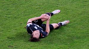 Julian jakob baumgartlinger (born 2 january 1988) is an austrian professional footballer who plays as a midfielder for bayer leverkusen and the captains the austria national team. Leverkusens Baumgartlinger Fallt Monatelang Aus Fussball Sport Wdr