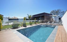 Casa julia es una vivienda adosada con piscina comunitaria, situada en el complejo residencial de playa de la fontanilla en conil. Casa De Madera Con Piscina Privada Apartamentos Conil
