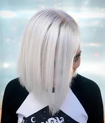 Bonjour, j'ai les cheveux blancs et je me fais une coloration une fois par mois chez le coiffeur, il y a longtemps que je fais ça, des années ! Cheveux Blancs Nordiques La Nouvelle Coloration Hyper Platine
