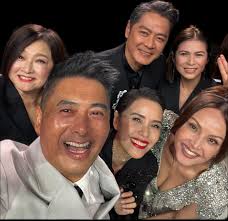 30年前的我们从你周润发大哥手上拿到大家的第一座，最受欢迎艺人的奖项⭐️ 昨天晚上，我最大的心愿就是能上台从你手中再次拿到奖项，但是愿望没实现😥  可是却被你邀请我们第一届红星上台合影留念😍太太感谢你没忘记我们🙏 ❤️谢谢你，我永远的偶像#