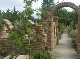 Projekt Ziegelsteine Steinmauer Garten Gartenmauern Steinfiguren Garten