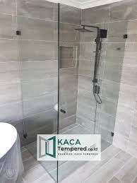 Jendela besar dari kaca transparan membuat pencahayaan alami berlangsung maksimal. Kaca Shower Pintu Kamar Mandi 1 Jakarta Pusat Kacatempered Co Id Pabrikasi Kaca Tempered Lembaran Harga Murah