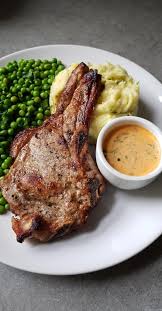 Cote De Veau Sauce Echalote Accompagnee D Une Puree Maison Et De Petits Pois Kalbskotelett Rezepte Lebensmittel Essen