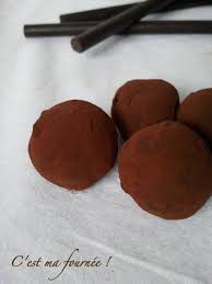 Vous Ne Supportez Pas De Cuisiner Plus De 2mn30 Vous Adorez Le Chocolat Vous Voulez Faire Plaisir A Vos Con Truffes Au Chocolat Delicieux Desserts Chocolat