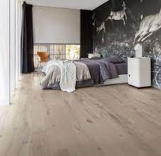 Quick Step Parketvloer Compact Dusk Eik Geolied Com3899 In Een Moderne Slaapkamer Vind Hier Jo Bedroom Flooring Engineered Wood Floors Luxury Vinyl Tile