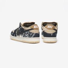This is typically how i do all current nike sb dunk lows, so whereas i'd wear a size 10 in vans and most nikes including air jordan 1s, i opt for a 10.5 for shoes. Pluggi Travis Scott X Nike Sb Dunk Low Cactus Jack Pluggi